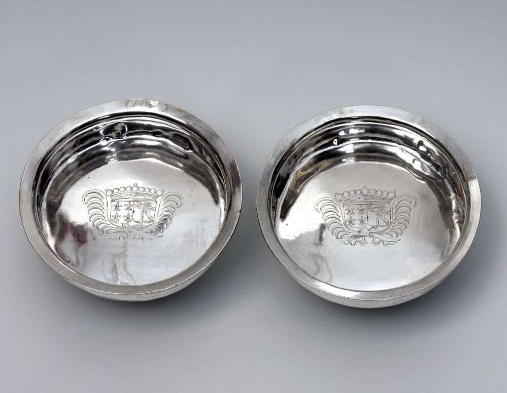 Onderschotel met wapens Elema en Mellema (uit de kerk: Ezinge)